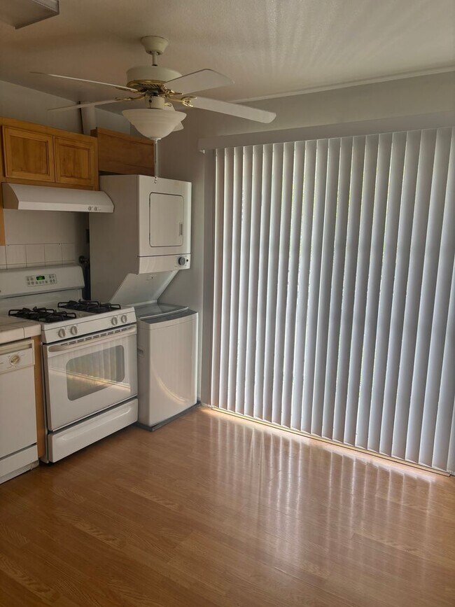 Foto del edificio - 2 Bedroom, 1 Bath Apartment in Gated Community Available Now!