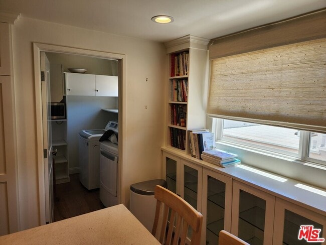 Building Photo - 1546 Palisades Dr