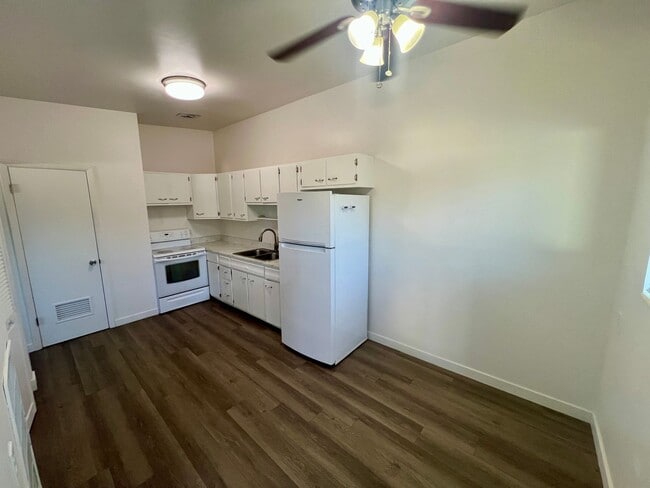 Building Photo - Remodeled unit in Millcreek