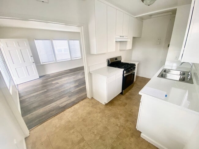 Building Photo - 1-bed, 1-Bath House in Carson $2,100