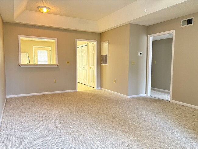 Building Photo - 2 Bedroom, 2 Bathroom Condo in High Point!