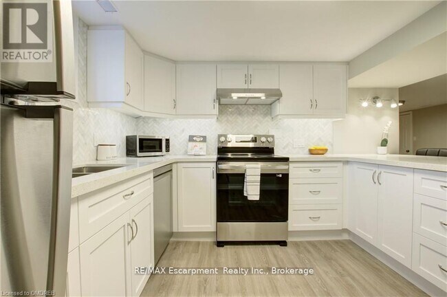 Building Photo - 2093 Maplewood Dr