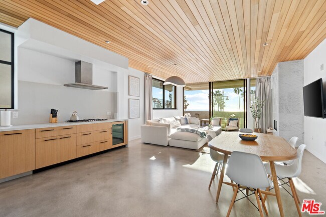 Building Photo - 305 Ocean Front Walk