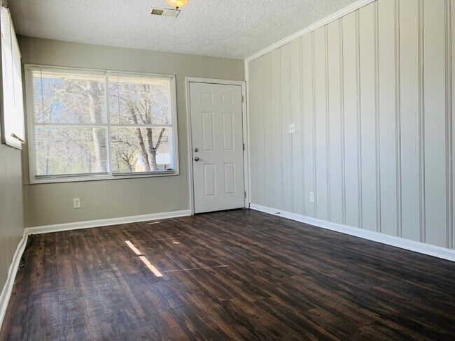 Foto del edificio - 6102 E Fayetteville Dr