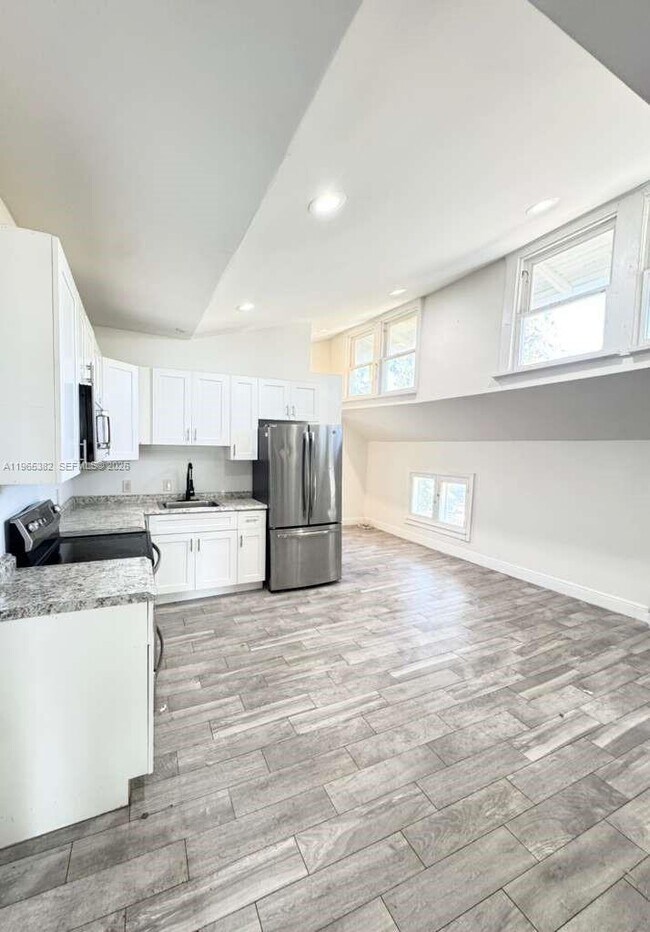 Foto del edificio - 605 S J St