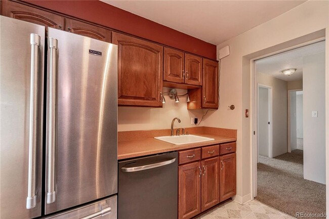 Building Photo - 2 BR Condo with Balcony, 3 Blocks from Che...