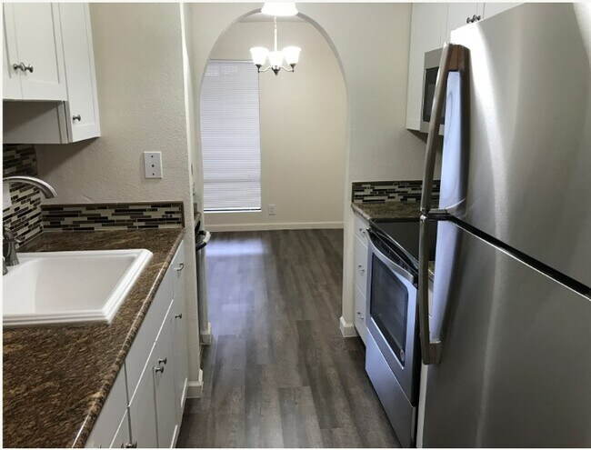 Foto del edificio - 2422 Larkspur Ln