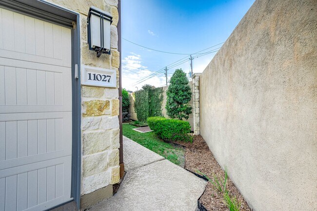 Foto del edificio - 11027 Acorn Falls Dr