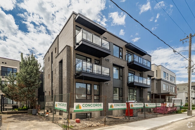Building Photo - 266 Carruthers Av