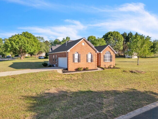 Foto del edificio - Beautiful 3-Bedroom Retreat with 2 Full Baths in Scenic Woodruff $1,875/mo rent