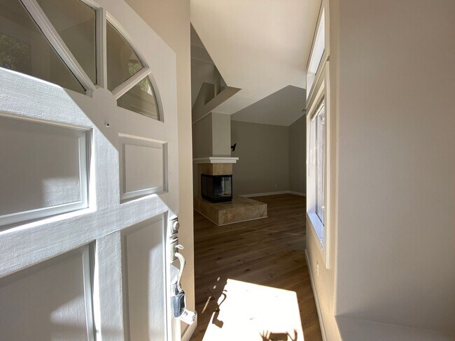 Building Photo - Beautiful 2 Bed/2 Bath Shadowridge Home