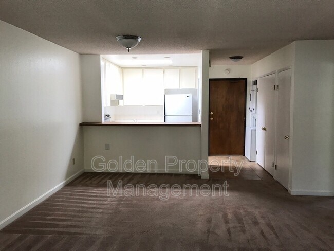 Building Photo - 7840 Golfcrest Dr