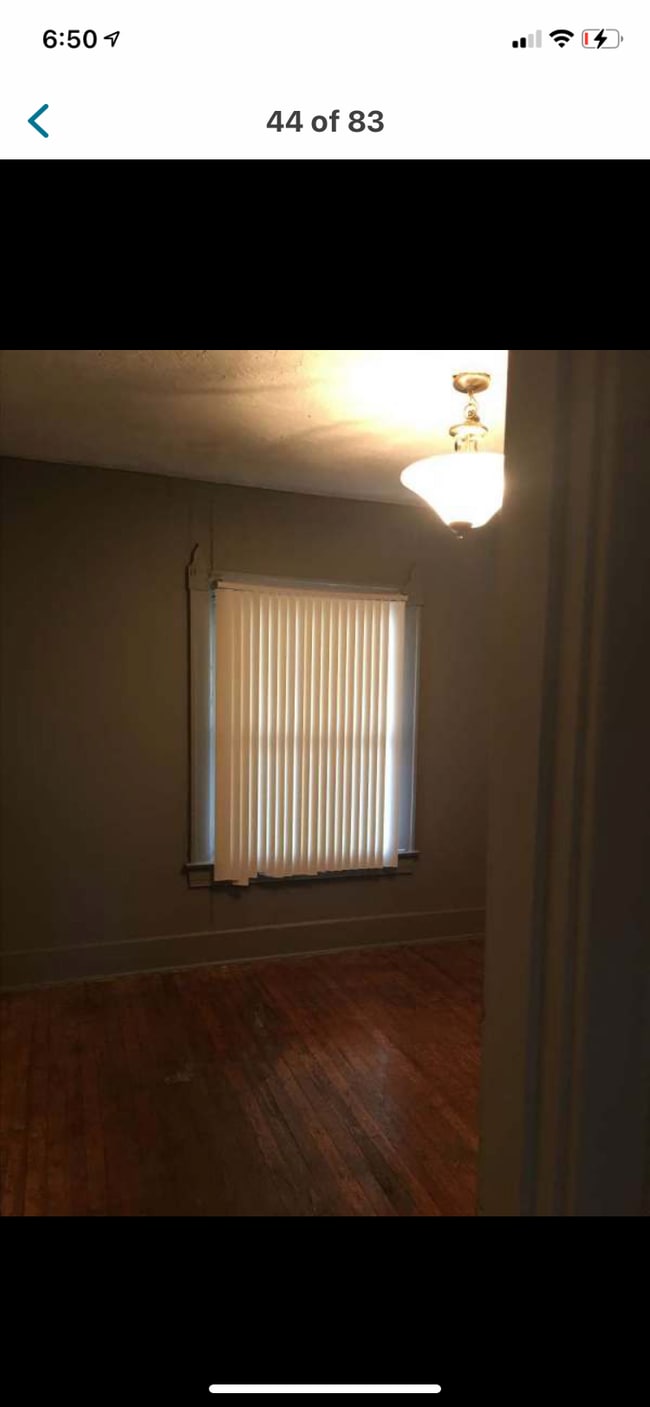 Master bedroom - 2122 W Gaulbert Ave