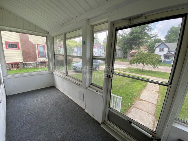 Foto del edificio - 727 Wheaton Ave