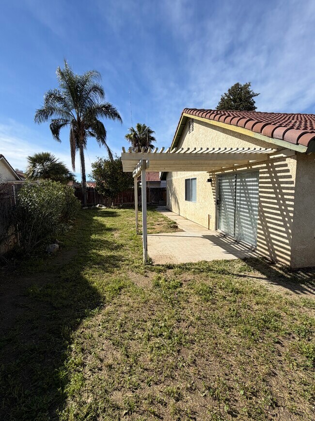 Patio interior - 3865 Rexford Dr