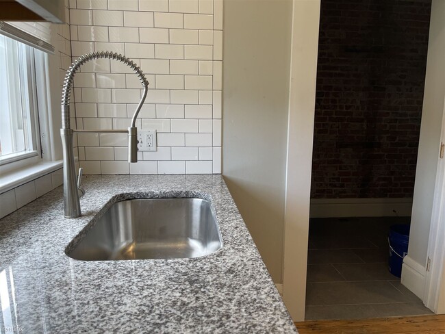 Foto del edificio - 4 br, 2.5 bath Duplex - 1619 E Main St