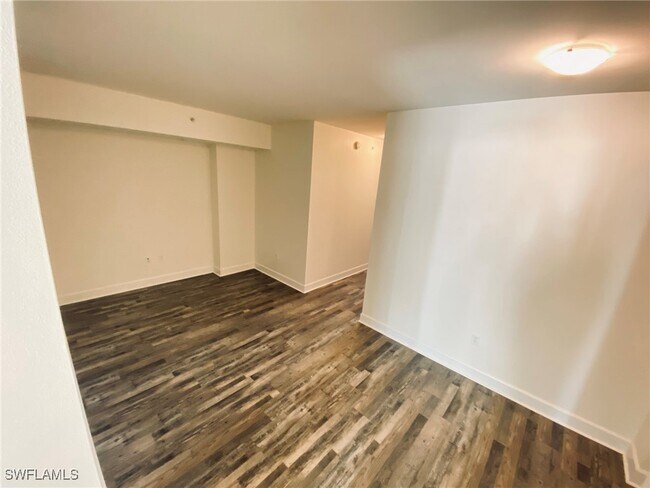 Foto del edificio - 3000 Oasis Grand Blvd