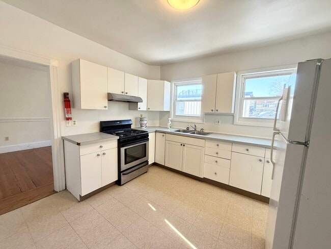 Building Photo - 144 Hillside St