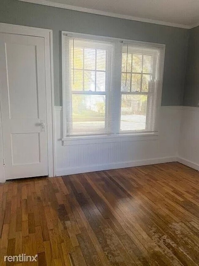 Building Photo - Attractive 2BR, 1BTH, 1 car gar, near 6th ...
