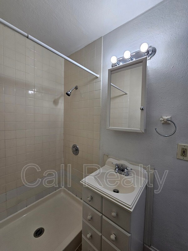 Building Photo - 1028 E Mission Ave