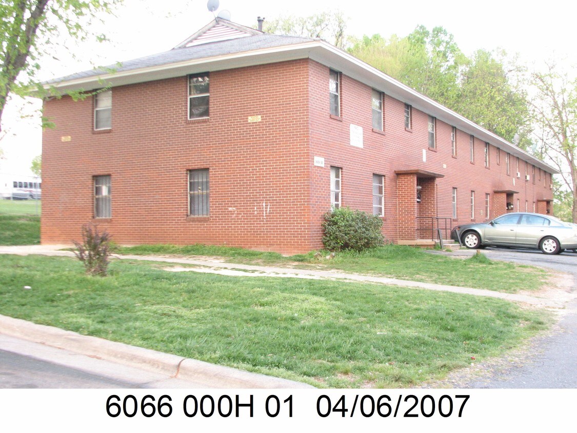 Primary Photo - Hillside Manor Apartments