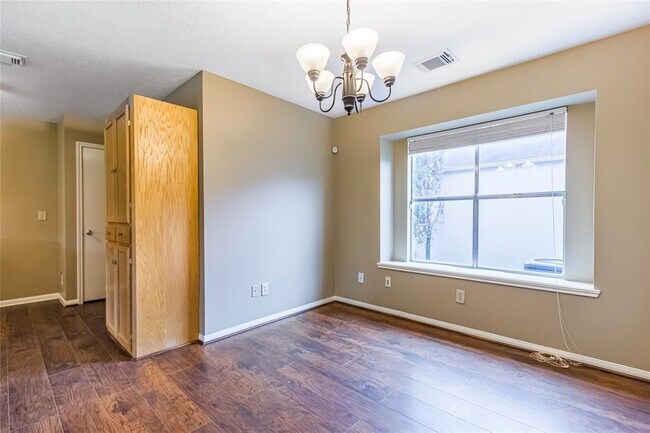 Foto del edificio - 988 Birnham Woods Blvd