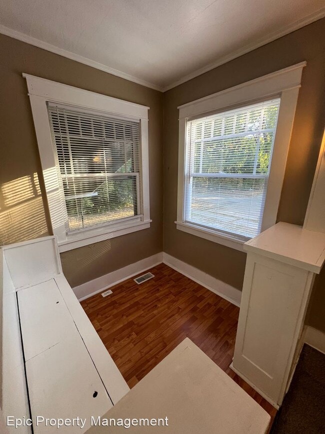 Building Photo - 1 br, 1 bath House - 2017 SW Van Buren St