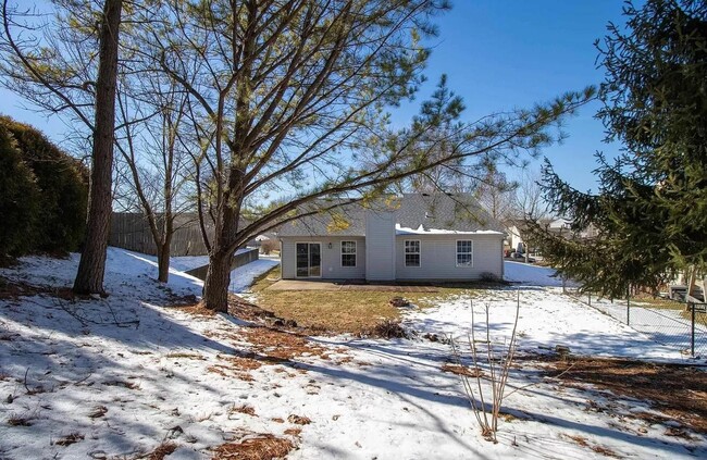 Building Photo - 3 bedroom, 2 bath home: The Highlands!