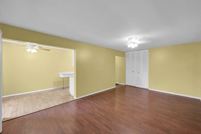 Building Photo - 6 Shrewsbury Green Dr