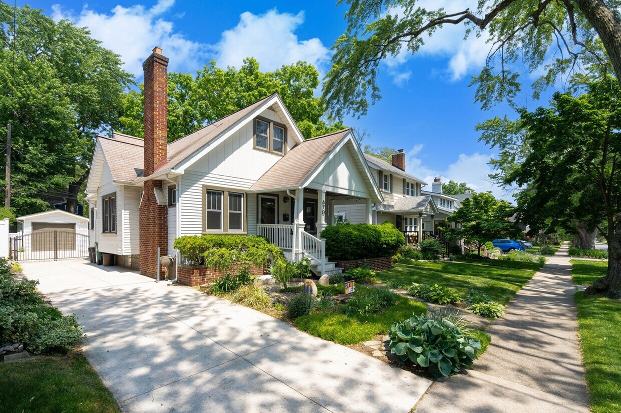 Front Yard - 670 W Cambourne St
