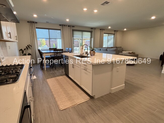Building Photo - Beautiful Two Story 4 Bedroom, Bonus Room,...