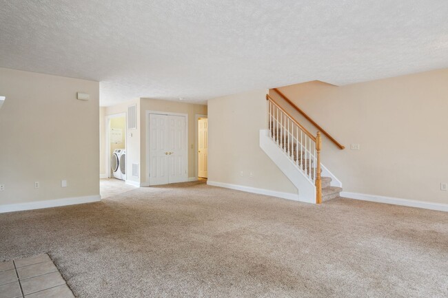 Building Photo - 3 bed/ 2 1/2 Bath.  Pet Friendly. Off Stre...