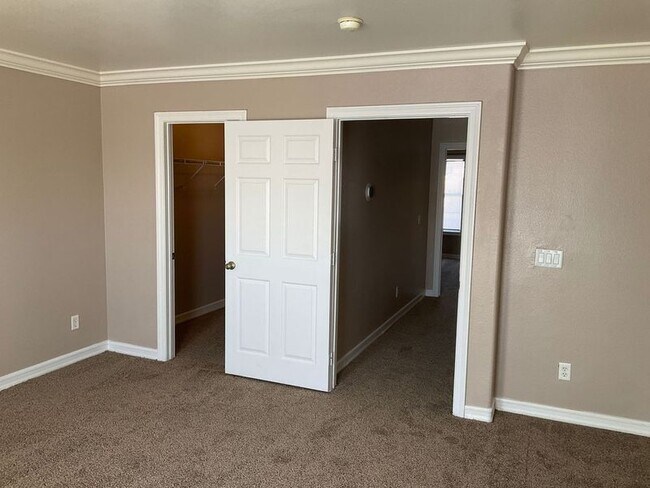 Building Photo - 7946 Skyline View Ct