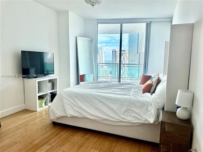 Foto del edificio - 350 S Miami Ave