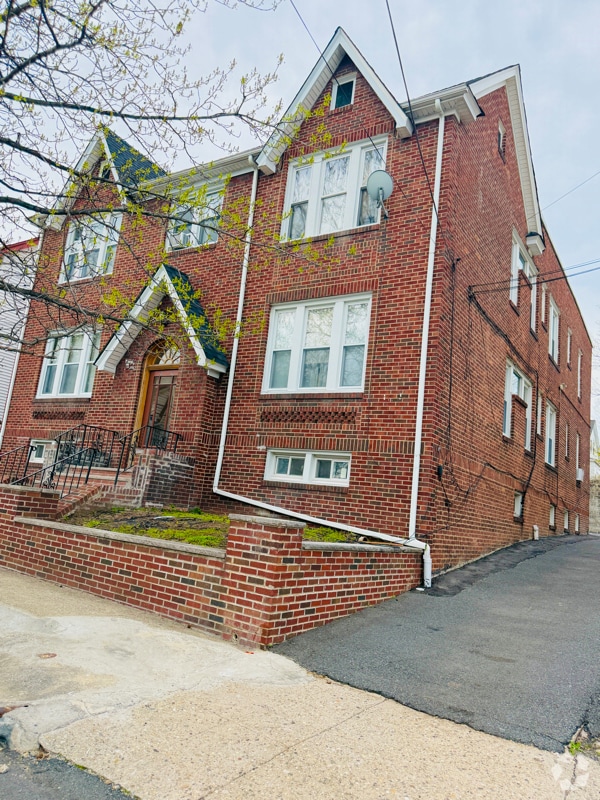Building Photo - 13 Finlay Pl