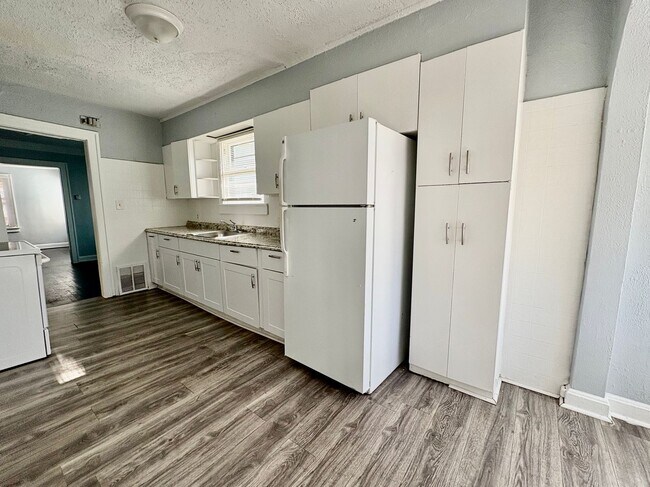 Foto del edificio - Spacious 2-Bedroom + Den Home with Ample Parking & Backyard!