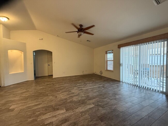Building Photo - 2863 Ventana Dr