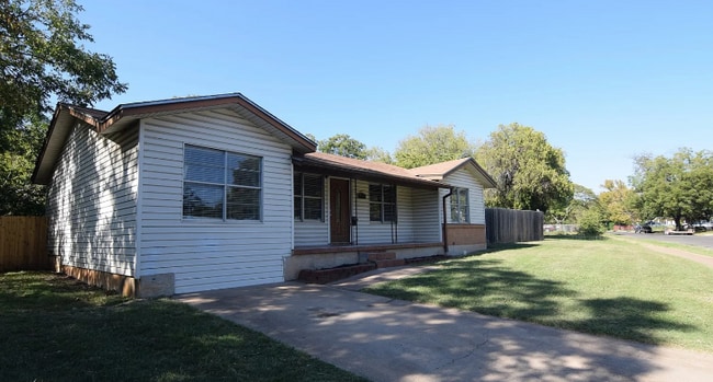 Building Photo - 311 Crockett Dr