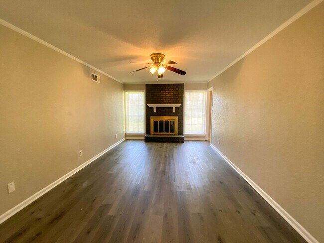 Foto del edificio - 3 bed, 2 bath home with access to 79 and 40.