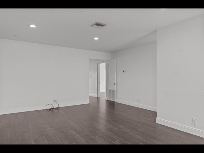 Building Photo - 2133 NE 56th Ct