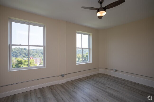3 habitaciones, 2 baños - Primer dormitorio - Church Street Townhomes