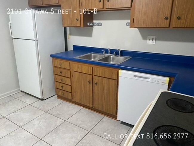 Building Photo - 2 Bed 1 Bath - 970 Square Feet - SECOND MO...