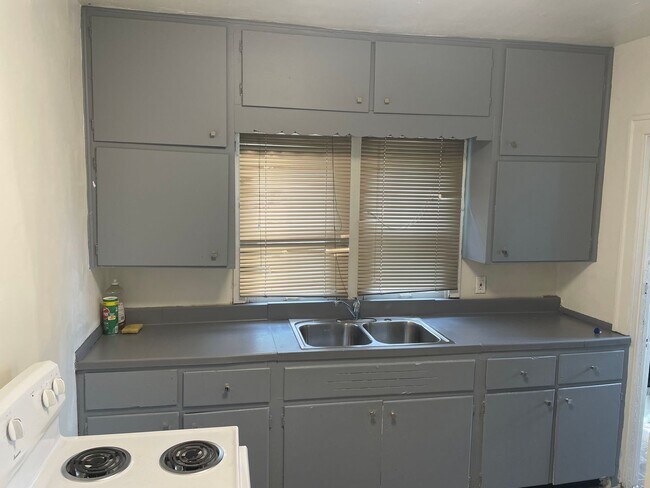 Building Photo - Large 3 bedroom home in quiet neighborhood