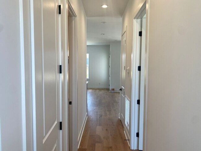 Foto del edificio - 4 Bed 3 Bath - 4 Min from Downtown - LAWN CARE INCLUDED