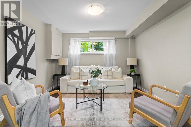 Photo du bâtiment - 929 Southdown Dr