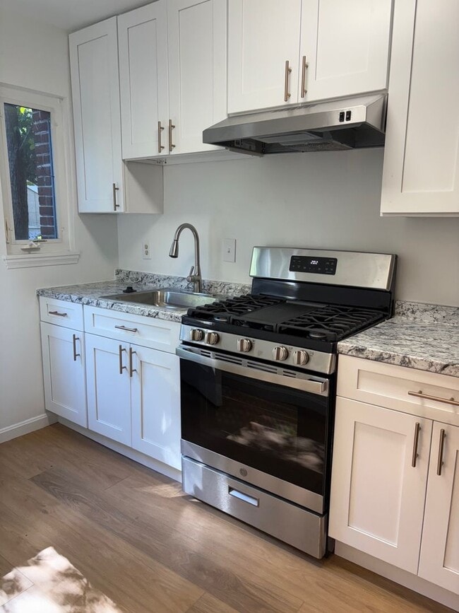 Building Photo - Recently Remodeled 2BR/1BA Three-Level Duplex in Arlington