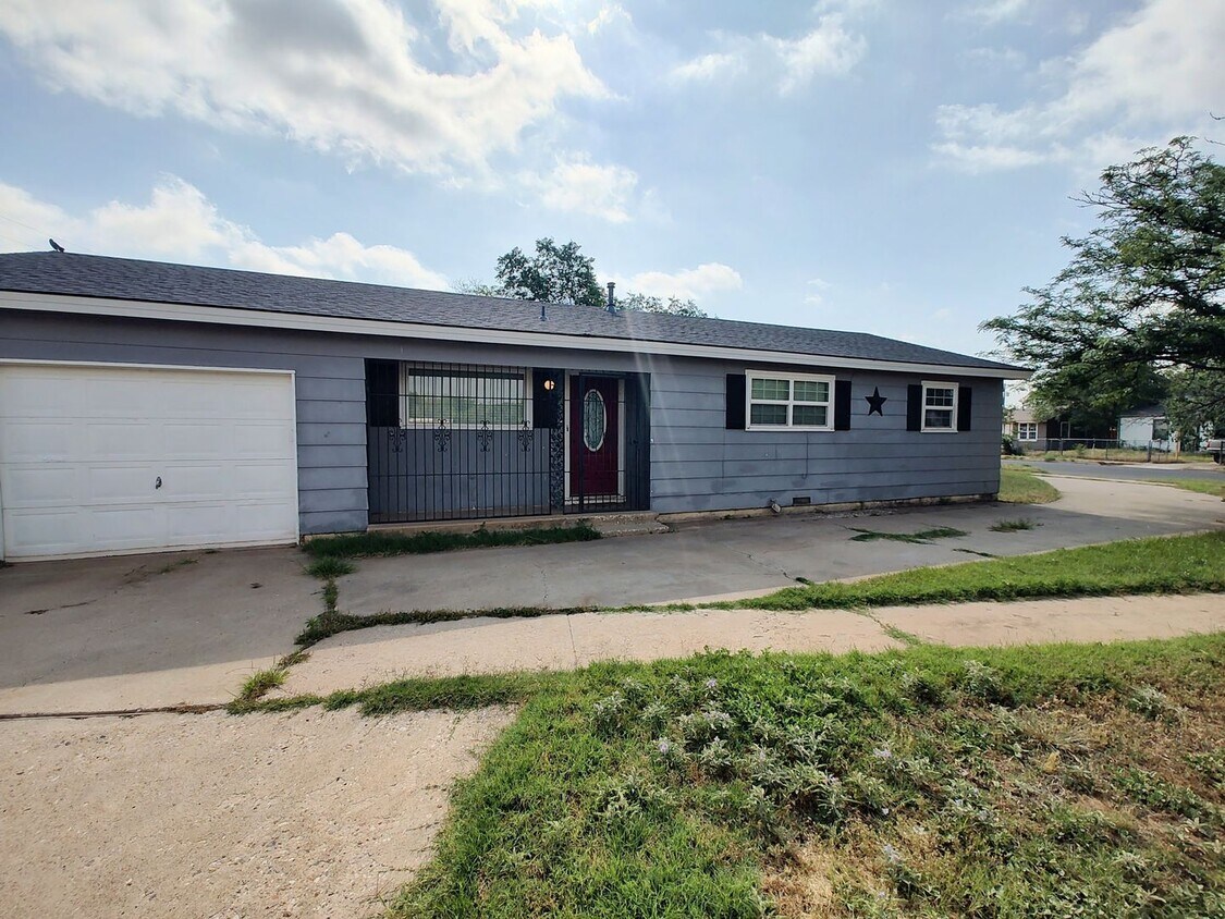 Foto principal - Charming 3 Bed 1 Bath Home Near UMC
