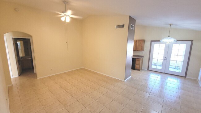 Building Photo - Opal