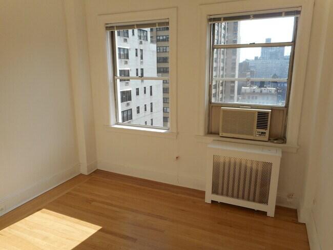 Building Photo - 150 E 39th St