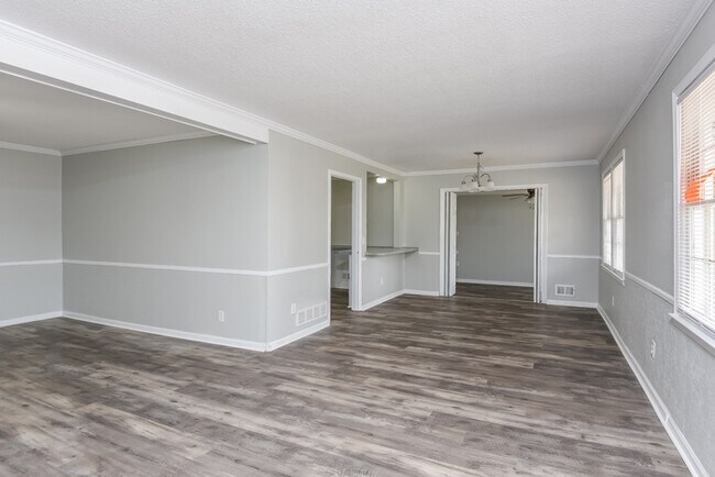 Building Photo - 2104 Hillbeck Dr